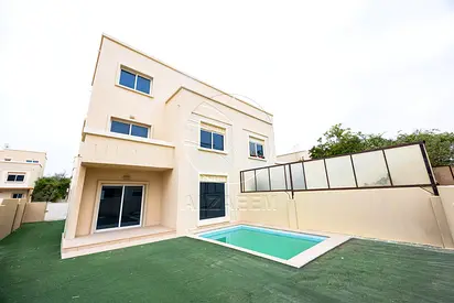 √ Single Row Corner | VACANT | Private Pool √