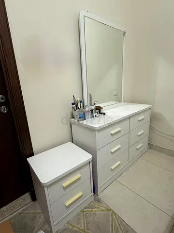 White 6-drawer dresser with mirror and matching nightstand