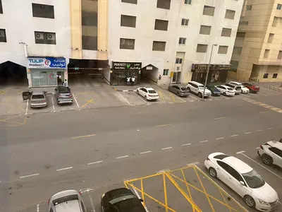متاح مبنى كامل تجارى اول ساكن للايجار السنوي علي الشارع العام  مساحات كبيرة وتكييف وغاز مركزي وتشطيب حديث وعصري مع باركن داخلية