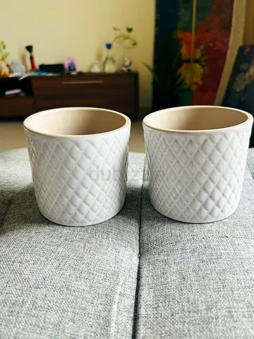 Set of 2 white textured ceramic planters