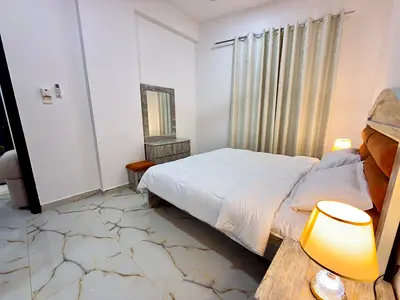 للاناقه والتميز شقة غرفة وصالة فرش جديد بالكامل تكييف مركزي - حمام - بلكونة عجمان الراشديه