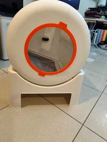 Used self-cleaning cat litter box — working condition
