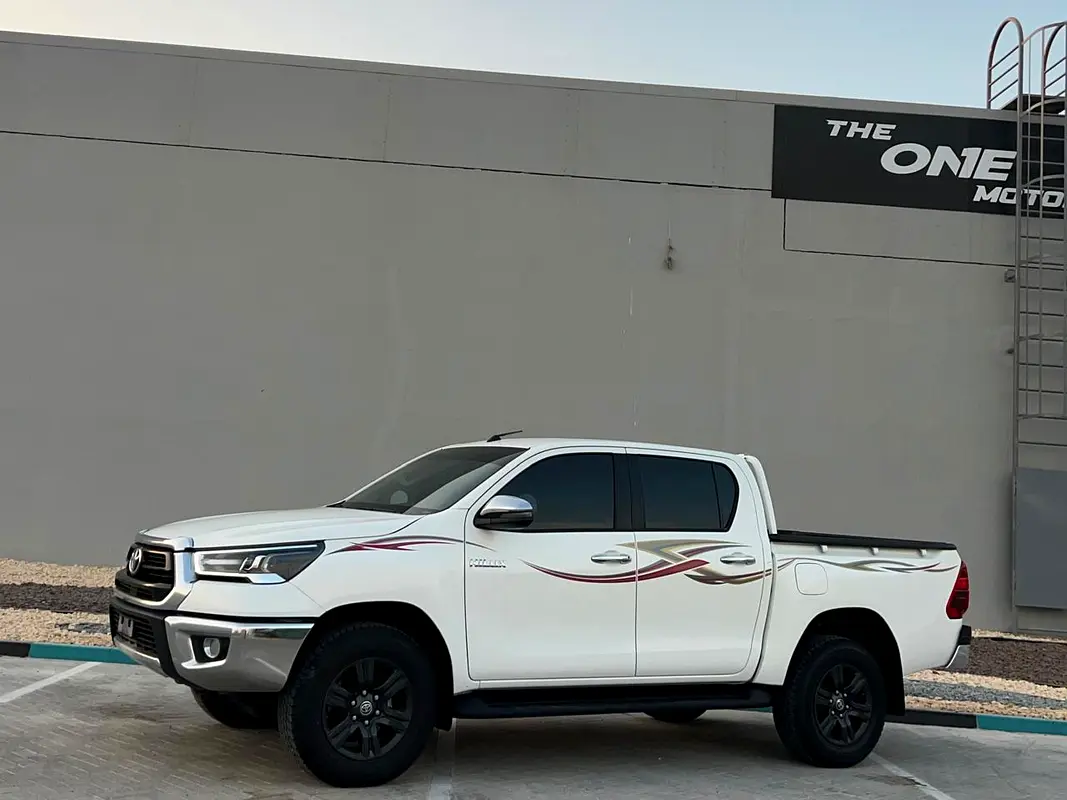Toyota Hilux 2025 — photo 1 of 18