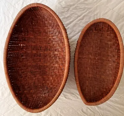 Set of 2 handwoven rattan serving trays/baskets
