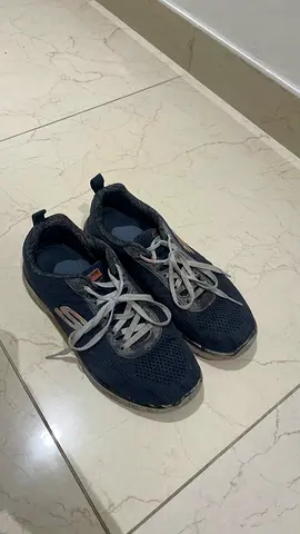 Navy mens running sneakers (pre-owned)