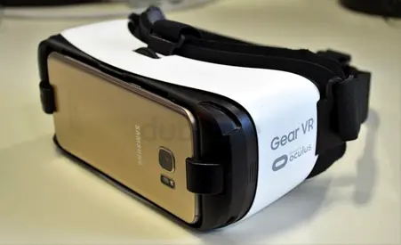 Samsung Gear VR headset - by Oculus