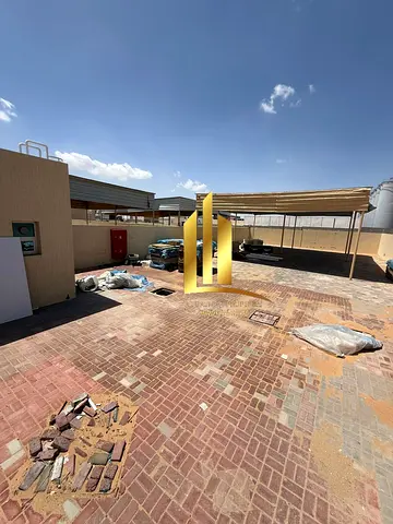 للإيجار أرض مسورة + مظلة بمنطقة الصجعة الصناعية بالشارقة