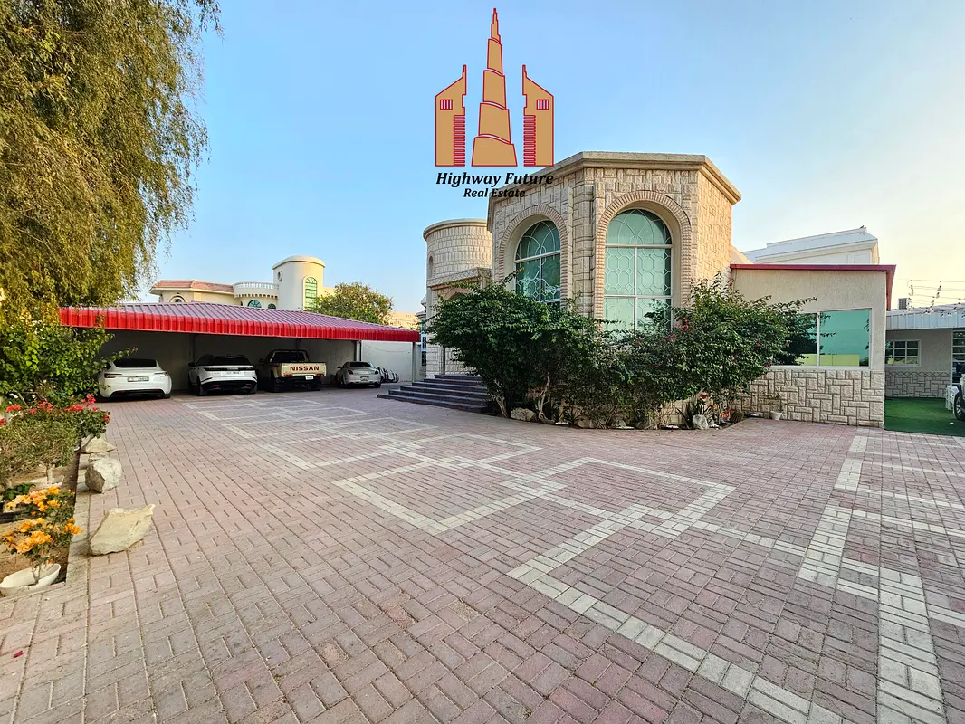 4 Bed room 2 Hall 2 Majlis Maids room store room big gardan parking 125k near park big villa