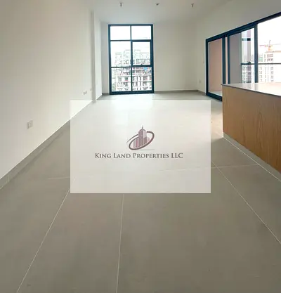 شقة جديدة كلياً مكونة من ثلاث غرف نوم وصالة مع شرفة للإيجار في منطقة الممشى بالشارقة