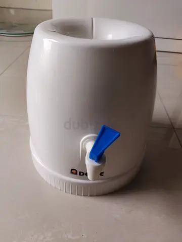 Compact tabletop water dispenser with tap