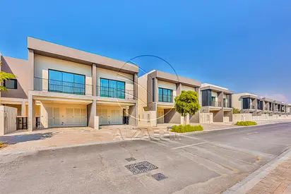 √ HOT! Single Row - Mid Unit | VACANT √