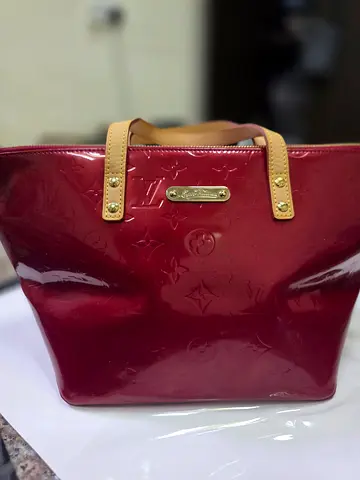 Selling my Louis Vuitton burgundy patent monogram handbag - used