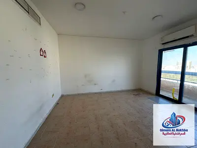 شقة غرفتين وصالة للإيجار بالنباعة عقد عزاب صريح، بلكونة و2 حمام، تكييف وغاز مركزي، مساحة ممتازة وموقع حيوي قريب الخدمات والمواصلات