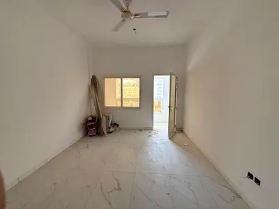 شقة غرفتين وصالة في أبو شغارة شارع الوحدة، مجددة بالكامل، بلكونة، تكييف ونت مجاني، الإيجار 45,000 درهم، 6 شيكات، موقع مميز وقريب من الخدمات.