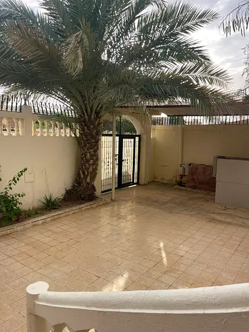 فيلا 5 غرف في العزرة حوش كبير موقع مميز قريب الخدمات 90000 سنوي فرصة ممتازة