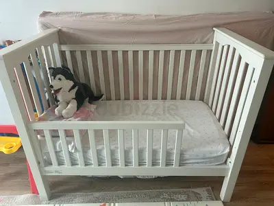 Crate and barrel - White Crib with Bedding and Soft Toy