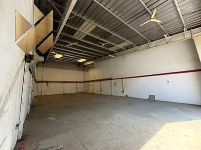 مستودع للايجار السنوي مساحه 3000 قدم مربع مع كهرباء 30 كيلو وات | مساحه تحميل وتفريغ | ارتفاع عالي | اي نشاط