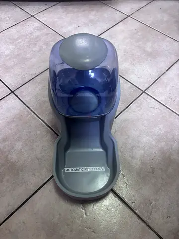 Cat dry food dispenser