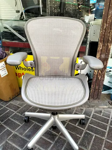 For selling Herman Miller Areon classic chair size B size and C full loaded available