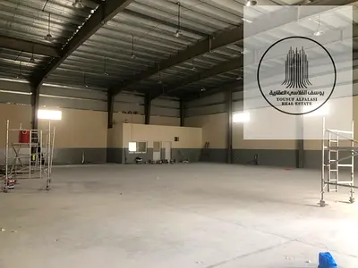 مستودع أول ساكن 8000 قدم كهرباء 360 كيلو مع مكتب وسكن عمال 8 غرف أم القيوين