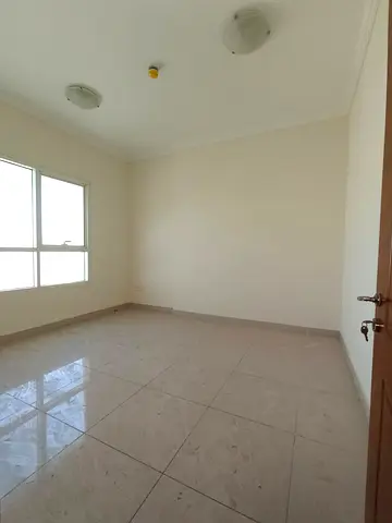 استديو مميز للإيجار في البوطينة - الشارقة غرفة عائلية واسعة ومريحة 🍽️ مطبخ🛁 حمام 📍 موقع ممتاز جدًا 🚶‍♂️ قريب من جميع الخدمات 🚗 سهل ال