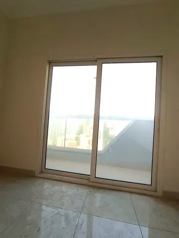 شقة ثلاث غرف وصالة مع بلكونة مميزة للايجار 📍 الخان 2 - الشارقة موقع مميز على مخرج دبى مباشرة شارع الوحدة 🛏️✨ الشقة ثلاث غرف (ماستر)