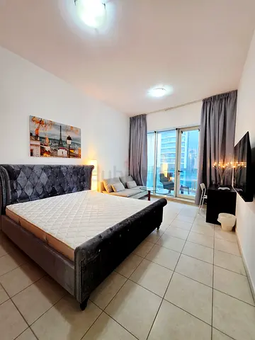 MASTERROOM IN FRONT OF METRO