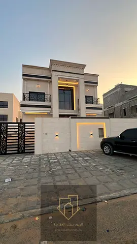 فرصة استثنائية لامتلاك فيلا راقية بتصميم نيو كلاسيك يجمع بين الفخامة والحداثة، تقع في موقع مميز داخل الحليو سنتر على شارع وسكة، مع واجهتين حجر تعكسان