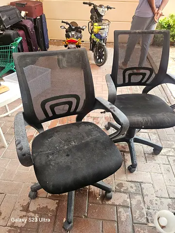 5 black mesh swivel office chairs - lightly used, needs cleaning
