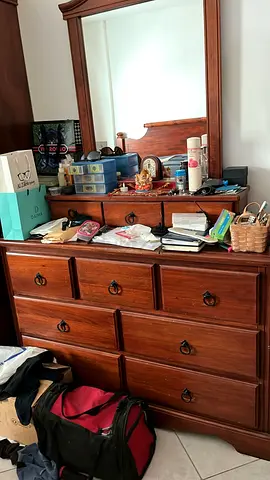 Solid wood 6-drawer dresser with mirror – good condition