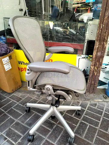 For selling Herman Miller Areon classic chair size B size and C full loaded available