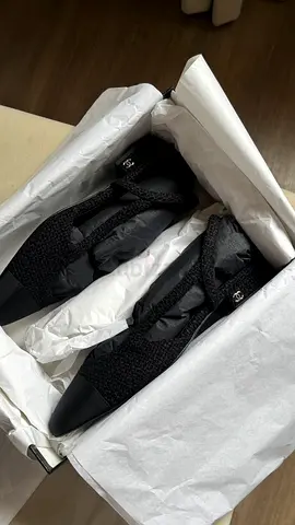 Flat Chanel Tweed Black pointed-toe knit women — worn twice