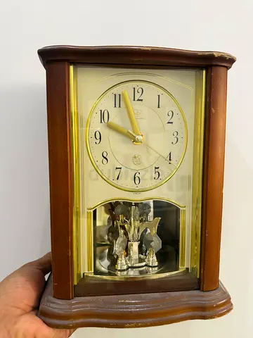 ساعه قديمه موديلها تقريباً منذو 1990