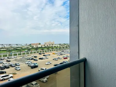 اول ساكن تكيف مركزي اطلاله بحريه مع بلكون فرصتك للايجار في الشارقه