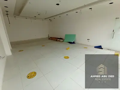 محل تجاري بمساحة ممتازة للإيجار السنوي في الروضة 3 عجمان | موقع مميز على شارع الخرطوم وقرب شارع الشيخ عمار | مناسب لمعظم الأنشطة | 4 دفعات | تأمين شيك