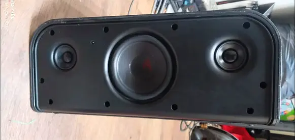 KLIPSCH KMC 3 POWERED BLUETOOTH SPEAKER comes with Power Adapter.