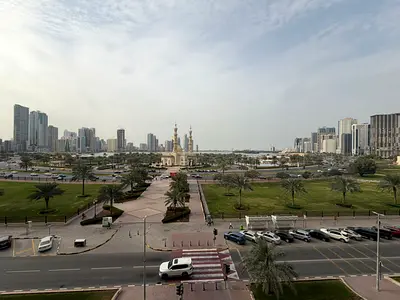 اجمل غرفتين وصالة ماستر علي شارع جمال عبد الناصر ب2بلكونة واطلالة ممتازة علي الحديقة مباشر  وخزائن بالحائط  ومطبخ مفتوح