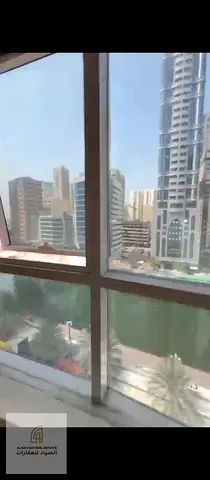 للبيع شقه ثلاث غرف وصاله وثلاث حمامات مع موقف مخصص بالقصباء باطلاله ع قناة القصباء