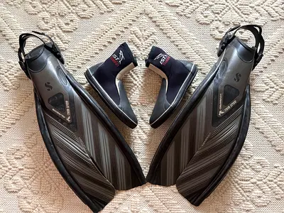 Long diving/snorkel fins with neoprene booties