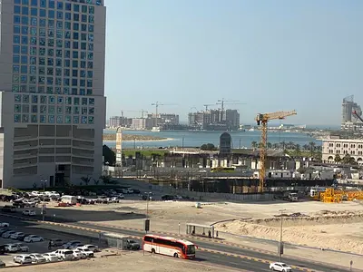 اجمل غرفتين وصالة باطلالة مدينة مفتوحة بالمجاز2 - باركين مجانا - بلكونة باطلالة مدينة - خزائن بالحائط - مساحة ممتازة - على مخرج دبي