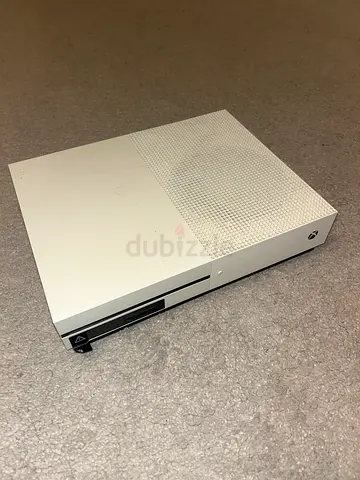 Microsoft Xbox One S - Excellent Condition (Controller + Fifa game)