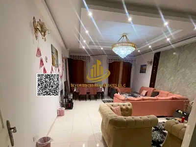 شقة فاخرة على خور عجمان بإطلالة بحرية مباشرة وتصميم عصري راقٍ وموقع مميز قريب من الكورنيش والخدمات مع مساحة واسعة تناسب السكن والاستثمار