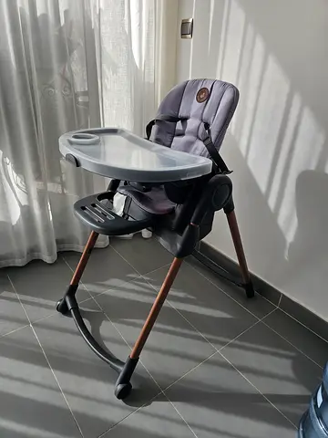 Baby high chair with tray and wooden legs - used, good condition