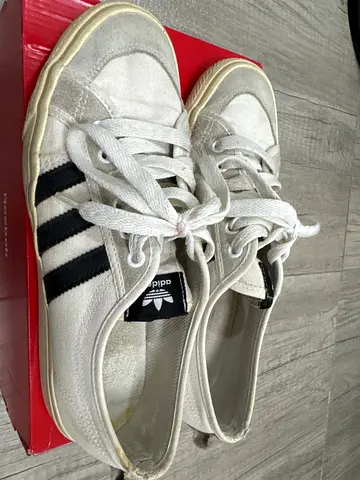 Adidas white low-top sneakers with black stripes - pre-owned