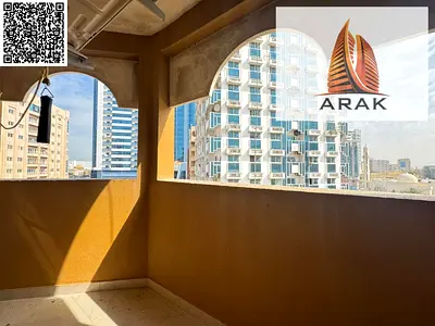 استوديو مفروش حديث للإيجار الشهري خلف الكورنيش ببلكونة ومطبخ منفصل شامل الفواتير والانترنت