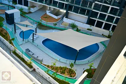 غرفة نوم واحدة جديدة كليًا | مفروشة بالكامل | جاهزة للسكن | شرفة