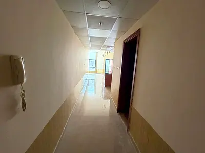 مطبخ امريكي  – بلكونة – إطلالة مميزة – تكييف مركزي – صيانة على المالك – باركن خاص مجاني