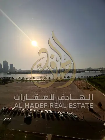 شقة 3 غرف وصالة + غرفة خادمة + استور، 4 حمامات، مساحات واسعة، بلكونة بإطلالة بحرية ونوافذ بانورامية، مطبخ واسع وحديث.