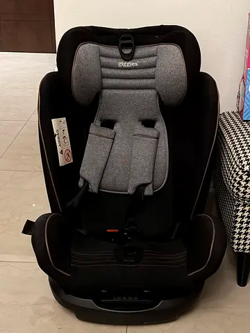 Giggles Infant car seat with base - used, good condition