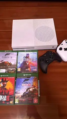 Xbox One S console with 2 controllers + 4 games (incl. Battlefield V, RDR2)